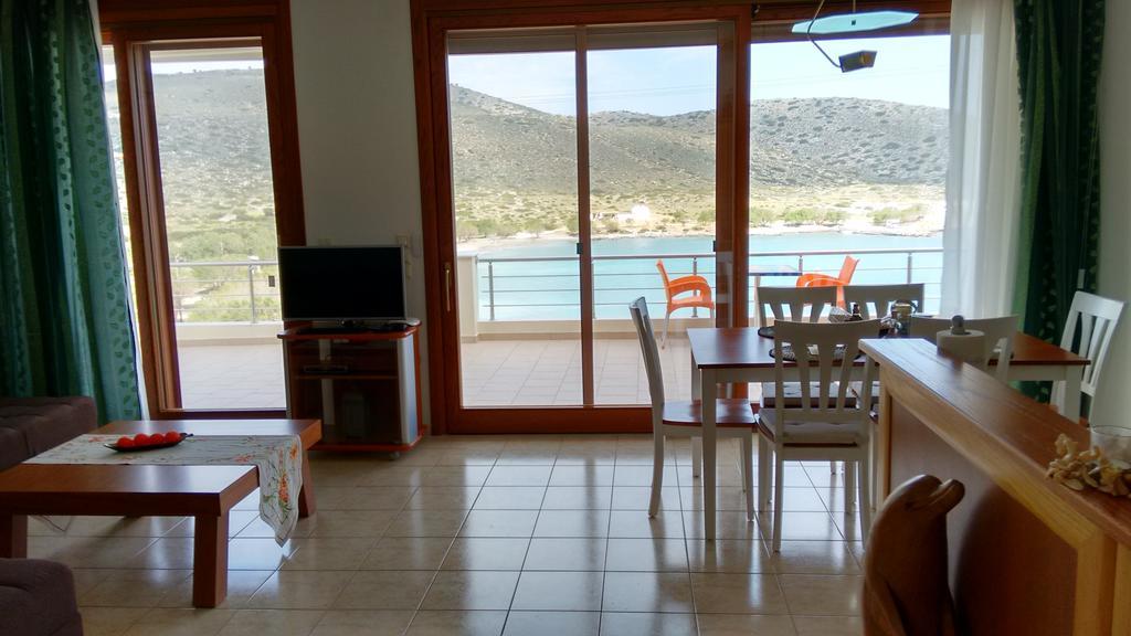 Tholos Bay Suites Kavoúsion Quarto foto