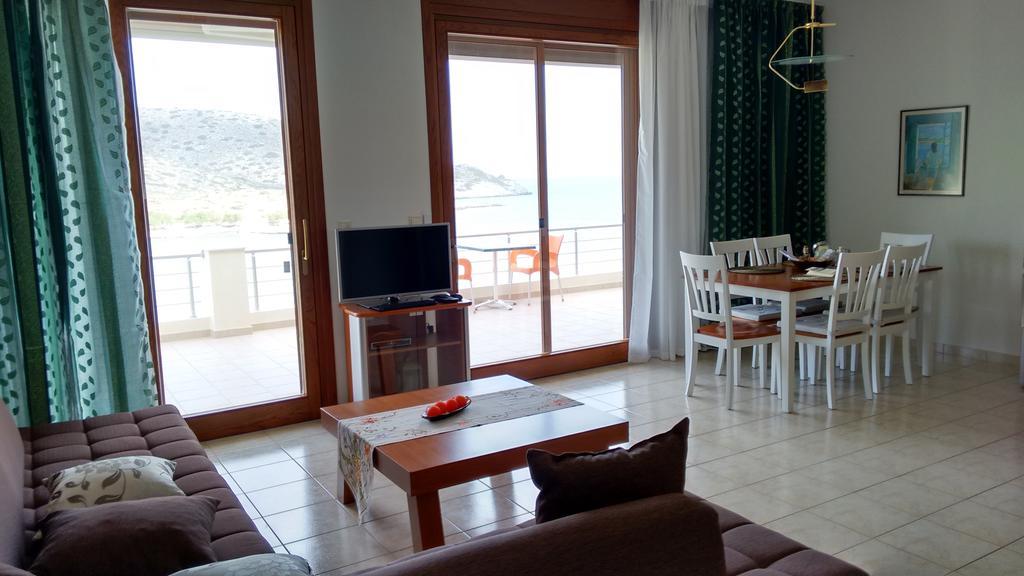 Tholos Bay Suites Kavoúsion Quarto foto