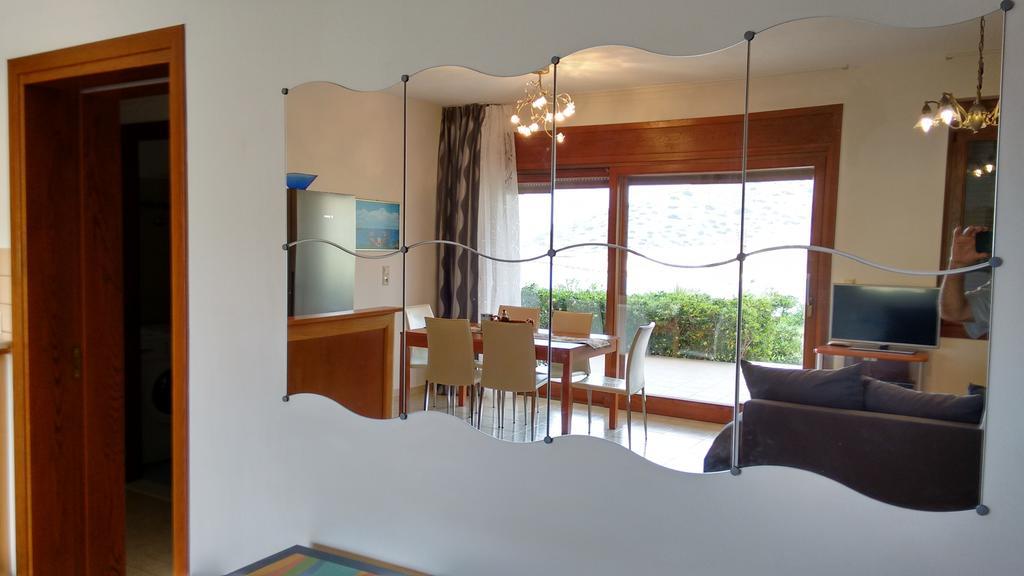 Tholos Bay Suites Kavoúsion Quarto foto
