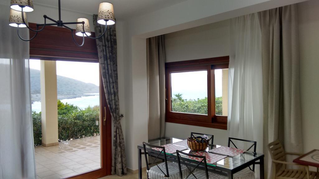 Tholos Bay Suites Kavoúsion Quarto foto