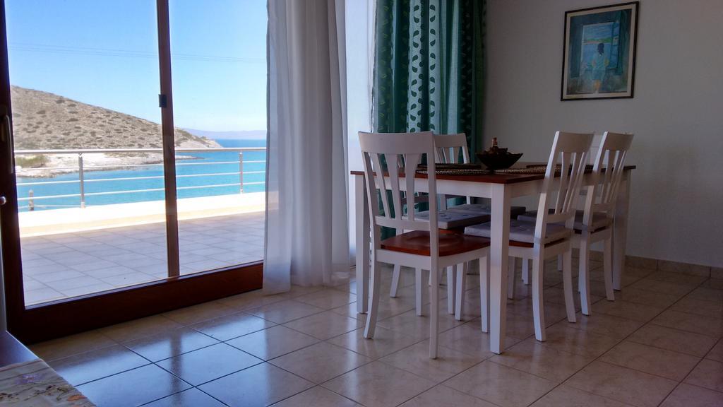 Tholos Bay Suites Kavoúsion Quarto foto