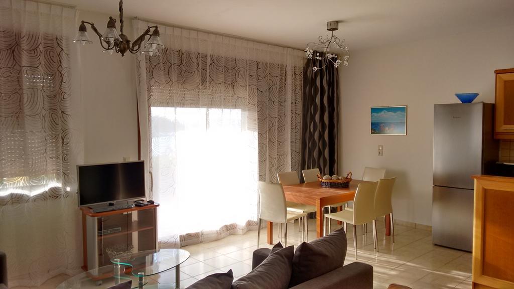 Tholos Bay Suites Kavoúsion Quarto foto