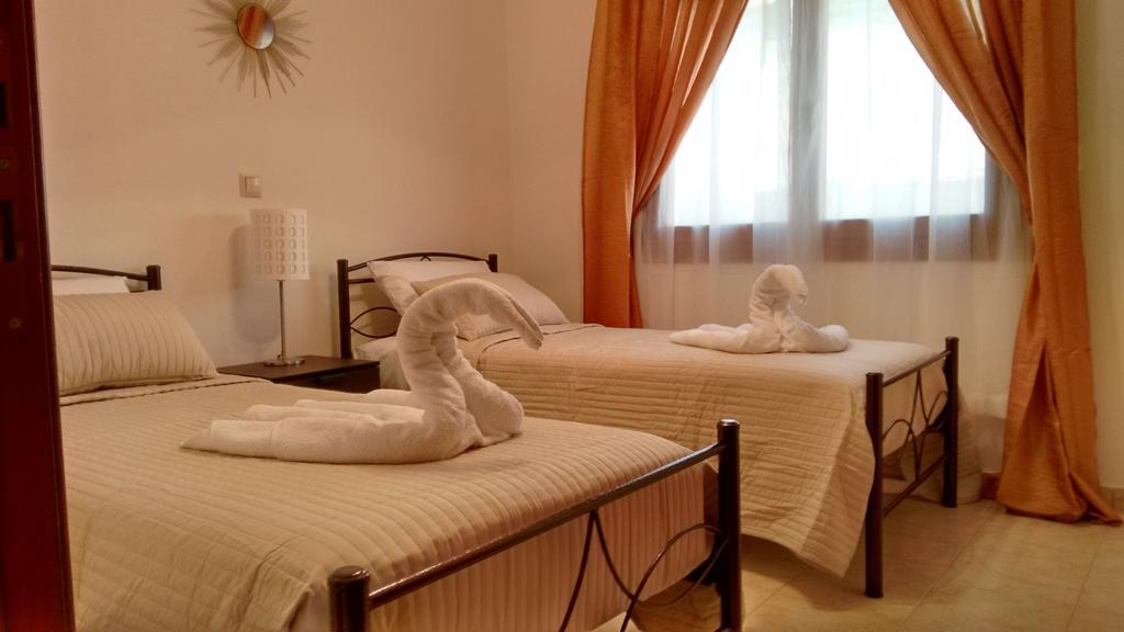 Tholos Bay Suites Kavoúsion Quarto foto